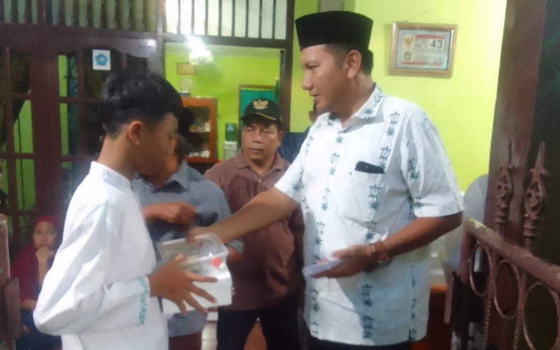 Bacaleg DPRD DKI dan PKB, H. Adriansyah P. Nasution (Haji Opung) Saat menyerahkan santunan pada anak yatim dan dhuafa, Minggu (09/04).