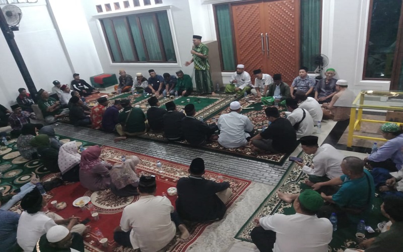 Suasana Halal bi Halal Tim Sukse Haji Opung bebera waktu yang lalu, di kediamannya, Jalan Raya Penggilingan, Cakung, Jakarta Timur.