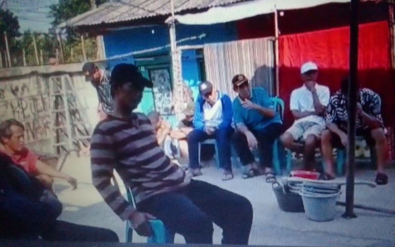Suasana saat seremoni dimulainya perbaikan (revitalisasi) jalan warga di RT 01 RW 01 Kampung Jembatan, Kelurahan Penggilingan.