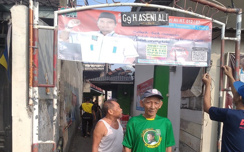 Pintu gerbang jalan yang diperbaiki oleh Haji Opung bekerja sama dengan warga setempat.
