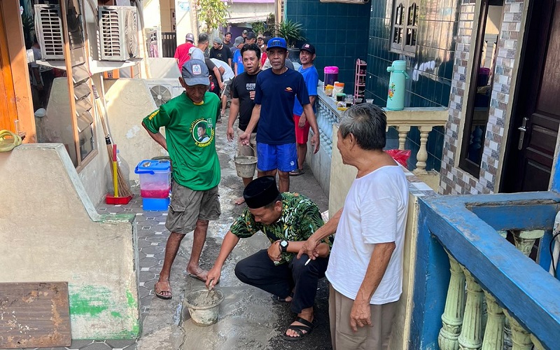 Haji Opung bergabung dengan warga, ikut memperbaiki jalan di RT 12 RW 07 Kelurahan Penggilingan 