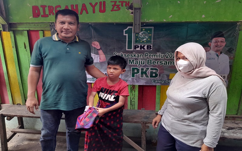 Caleg DPRD DKI Jakarta Dapil IV PKB, H. Adriansyah Nasution, memberi semangat kepada salah satu peserta khitan massal yang didampingi orang tuanya.