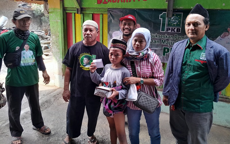 Haji Masiri penanggung jawab tim pemenangan Caleg DPRD DKI Jakarta Dapil IV PKB, H. Adriansyah Nasution, saat foto bersama dengan salah satu peserta khitan massal. 