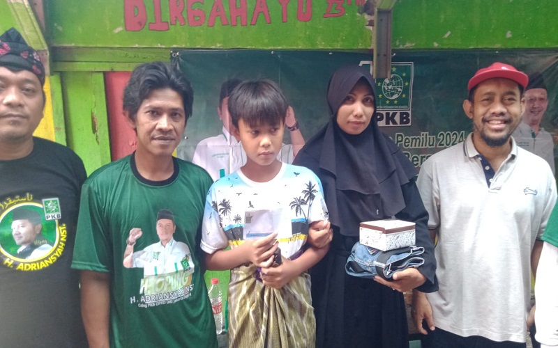 peserta khitan massal berfoto bersama dengan panitia pelaksana, usai mengikuti khitan 