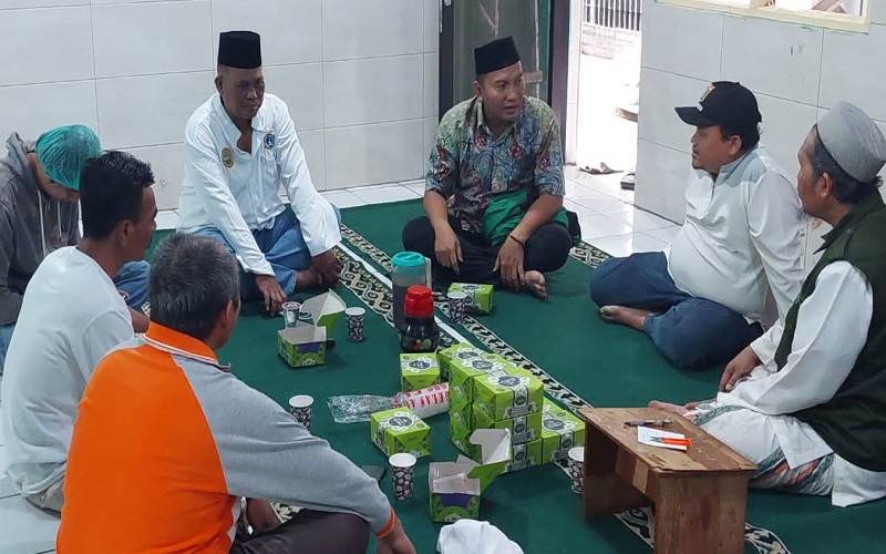 Caleg DPRD DKI Jakarta Dapil IV H. Adriansyah Nasution, bersama Ketua RW 03, Ketua RT 13/03, dan para alim ulama setempat.